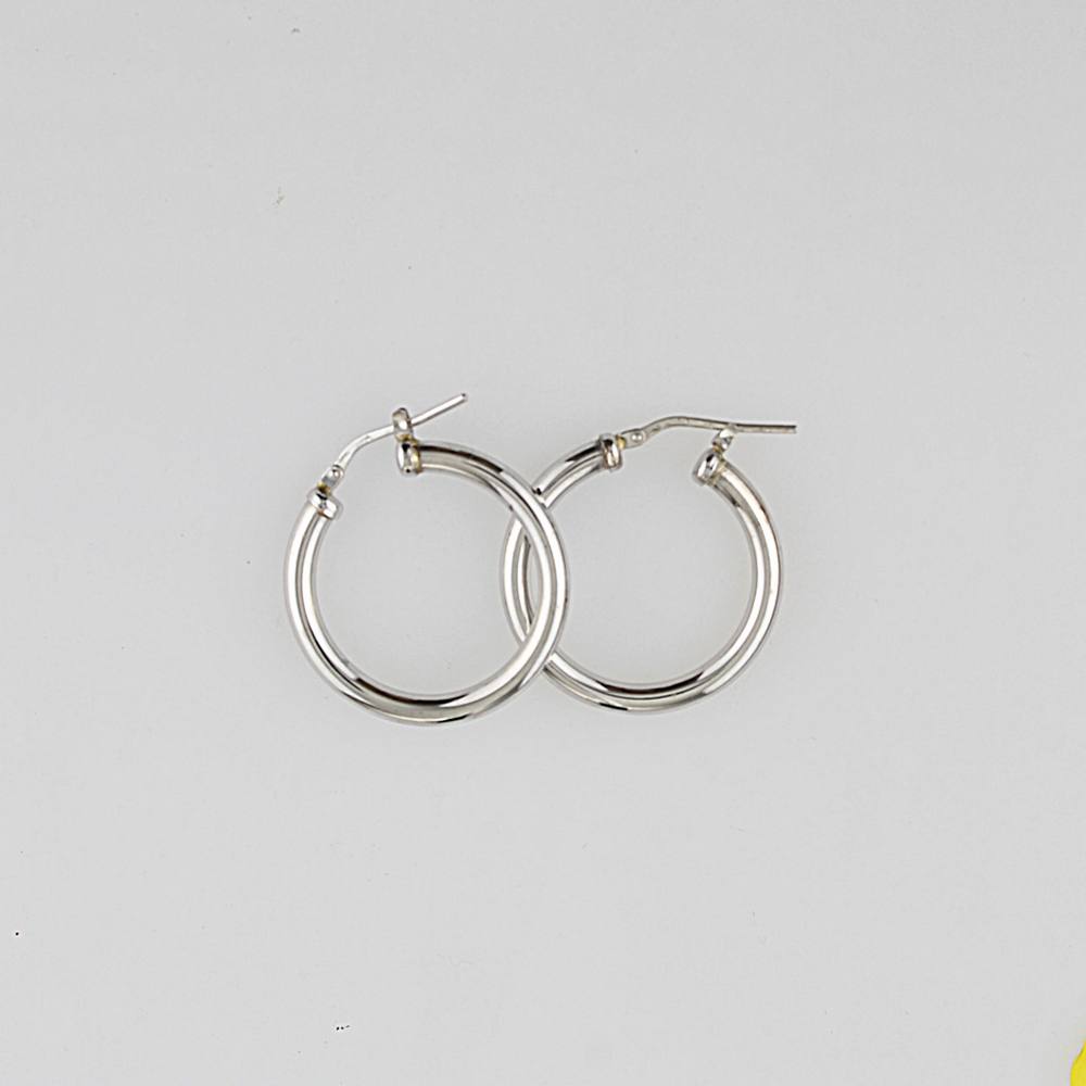 Orecchini a cerchio ovali con pavé e dettagli in argento sterling