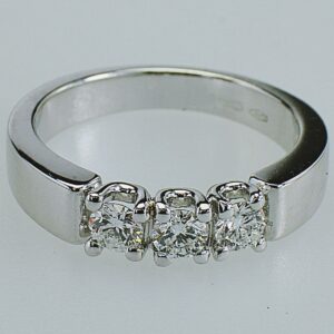 ANELLO TRILOGY IN ORO CON DIAMANTI