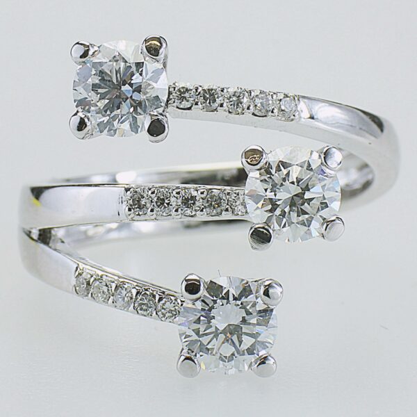 ANELLO TRILOGY IN ORO CON DIAMANTI
