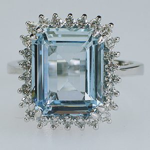 ANELLO IN ORO CON ACQUA MARINA E DIAMANTI