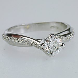 ANELLO SOLITARIO IN ORO CON DIAMANTI