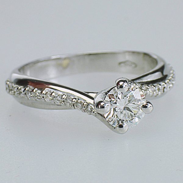 ANELLO SOLITARIO IN ORO CON DIAMANTI