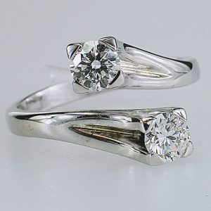 ANELLO CONTRARIE' IN ORO CON DIAMANTI