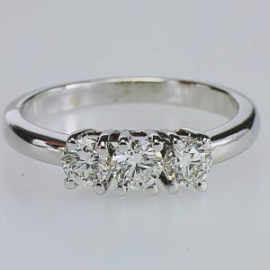 ANELLO TRILOGY IN ORO CON DIAMANTI