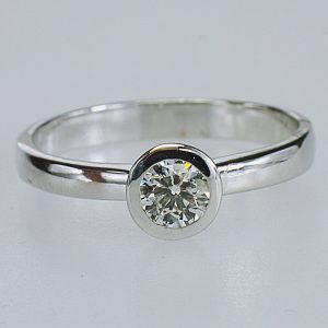 ANELLO SOLITARIO IN ORO CON DIAMANTE