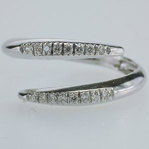 ANELLO CONTRARIE' IN ORO CON DIAMANTI