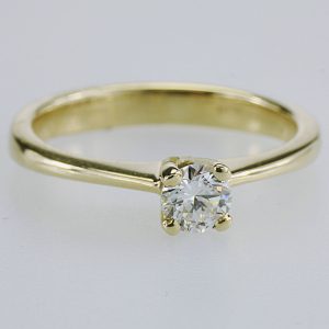 ANELLO SOLITARIO IN ORO GIALLO CON DIAMANTE