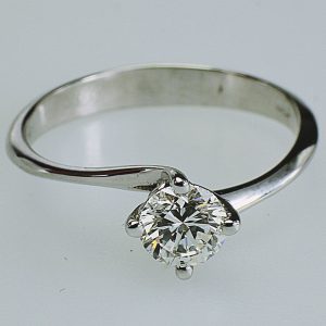 ANELLO SOLITARIO IN ORO CON DIAMANTE