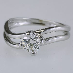 ANELLO SOLITARIO IN ORO CON DIAMANTE